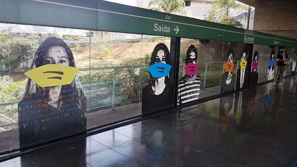 Metrô coloca máscaras nos retratos artísticos da estação 